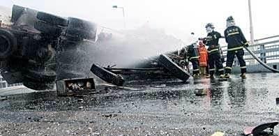 加油站为什么不能玩手机,要慎防闪爆事故