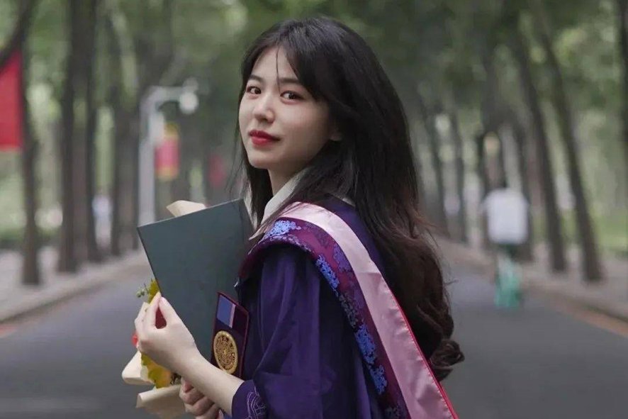 粉红领的学士服,是什么学位
