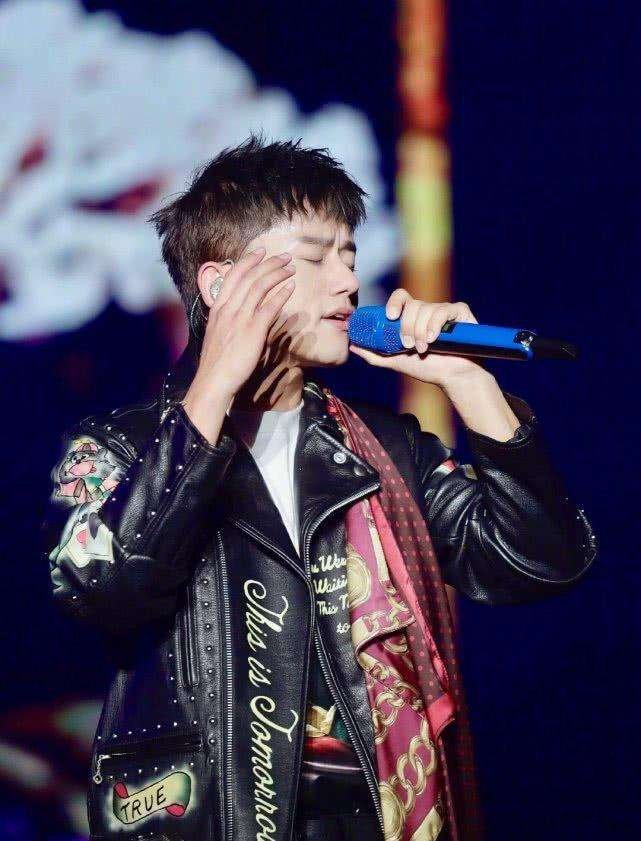 明星演唱会时,耳朵里带的是耳机吗?有什么作用?