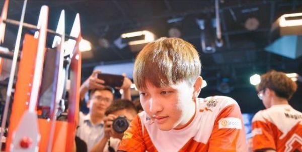 曾和UZI并肩作战，曾击败过FAKER，如今面临退役