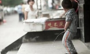 梦见小男孩撒尿是什么意思