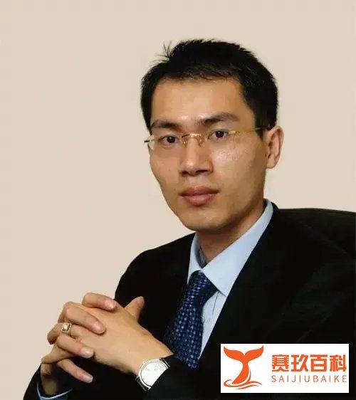 爆火的鸿星尔克背后，44岁的总裁吴荣照其实是个西装达人？