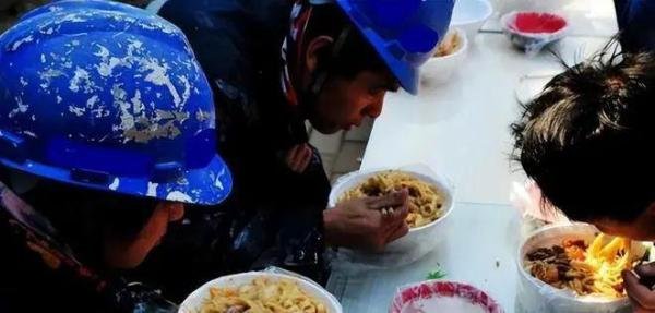山西11元阴阳面条,黑的是人心