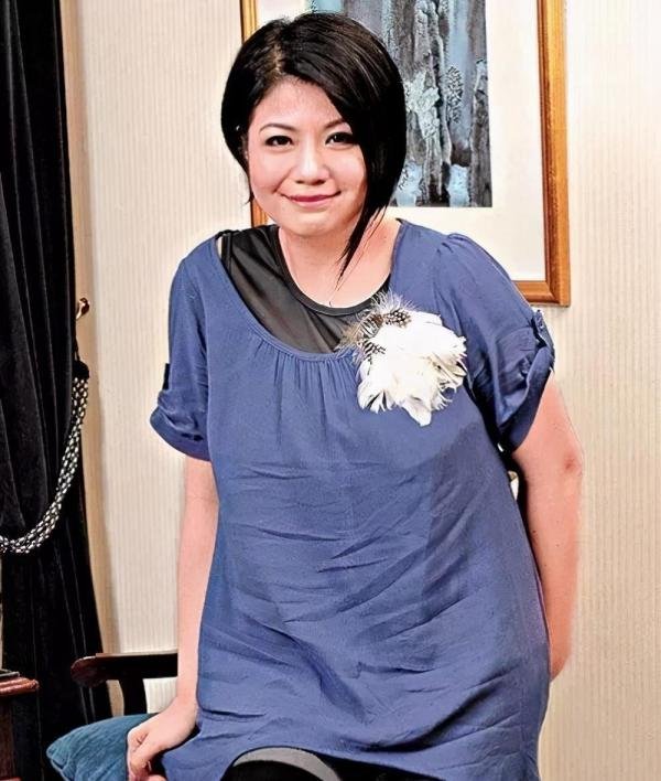 她是黄家驹生前唯一承认过的女友，为了家驹至今未嫁，她叫林楚麒