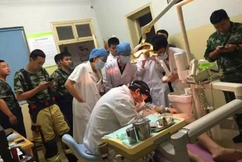 男子某处被扳手套住17小时是怎么回事?