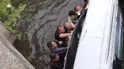 轿车坠河近20人跳水救人,从这些人身上你感受到了哪些精神?
