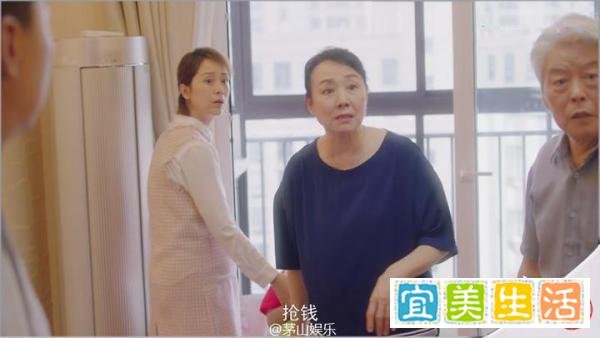 “樊胜美妈妈”很忙，安家陪儿媳妇看完房，重生就被儿媳妇给杀了