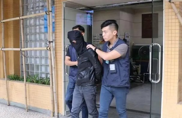拘捕的拼音