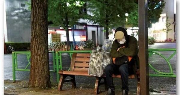 日本底层中年男的艰难:疫情失业物价高涨,现在连网咖都住不起了