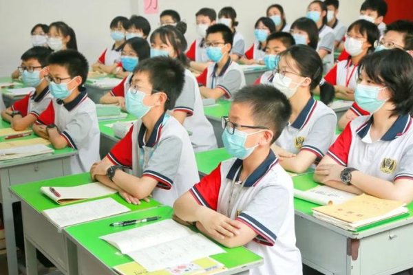 明眸善睐意思