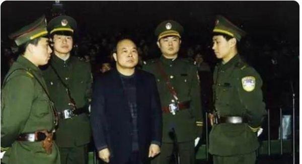 被枪决的副省长胡长清，宣判当天被击毙，行刑前“磕头求生”