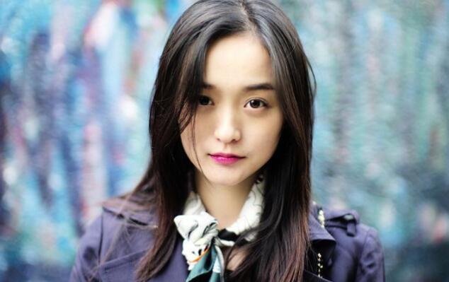 与电竞教练恋情疑似曝光,何泓姗是如何发文回应的?