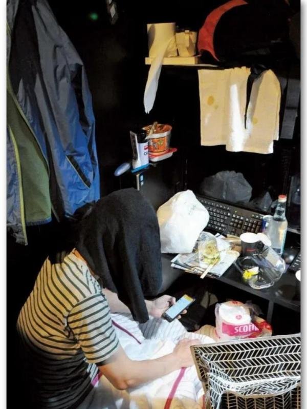 日本底层中年男的艰难:疫情失业物价高涨,现在连网咖都住不起了