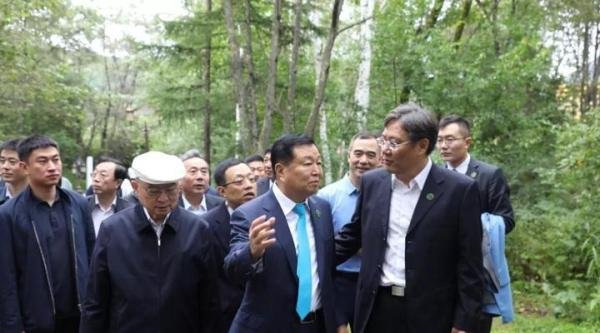 严彬出席第三届中国金融四十人伊春论坛