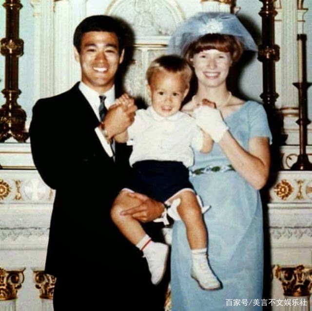 丈夫倒情人床上又丧子,被徒弟骗婚,李小龙老婆琳达如今怎样了?