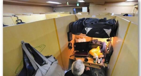 日本底层中年男的艰难:疫情失业物价高涨,现在连网咖都住不起了