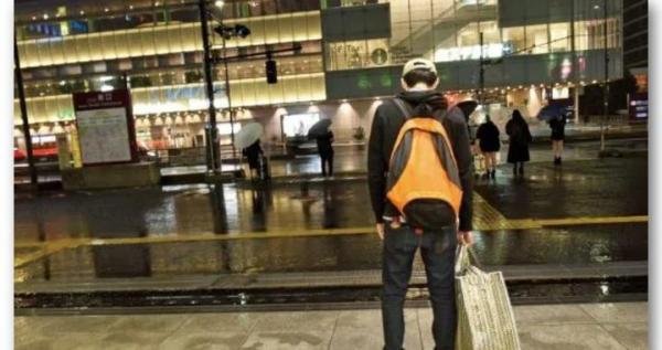 日本底层中年男的艰难：疫情失业物价高涨，现在连网咖都住不起了