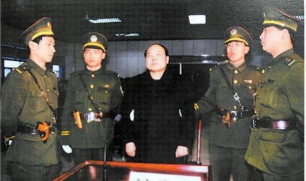 被枪决的副省长胡长清,宣判当天被击毙,行刑前“磕头求生”