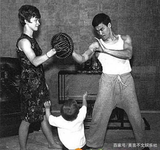 丈夫倒情人床上又丧子,被徒弟骗婚,李小龙老婆琳达如今怎样了?