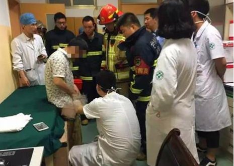 男子某处被扳手套住17小时是怎么回事?