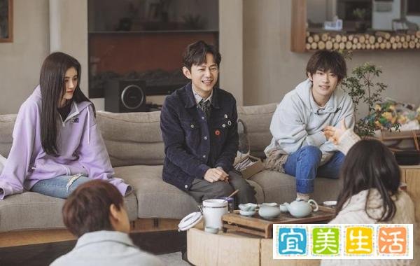 紫色鞠婧祎眉眼勾人，奶黄张新成让人想摸，《朋友请听好》真不赖
