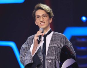 林志炫摔下2米舞台落泪道歉,他是否有因这次意外事件受伤?