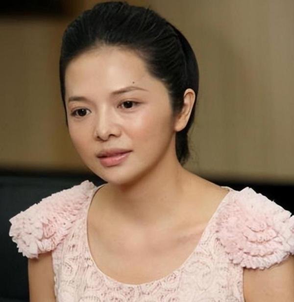 央视主持文清：巅峰时离开央视转型当演员，如今一家三口低调幸福
