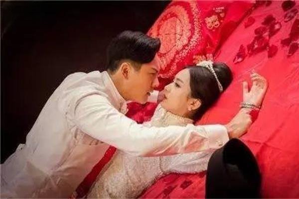 床咚什么意思求解 让女生只能够在床上躺着
