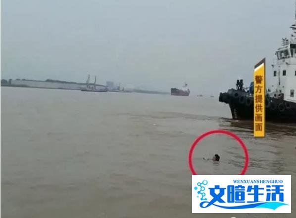 身份证丢失做不了核酸检测，男子为回老家竟抱着木板横渡长江