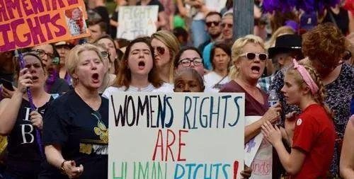 “妇女节”的英文真不是“Woman's Day”!说错英语老师哭晕在厕所!