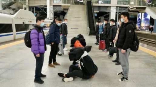 上海警方在花园地底挖出160万现金,这现金背后涉及到什么大案?