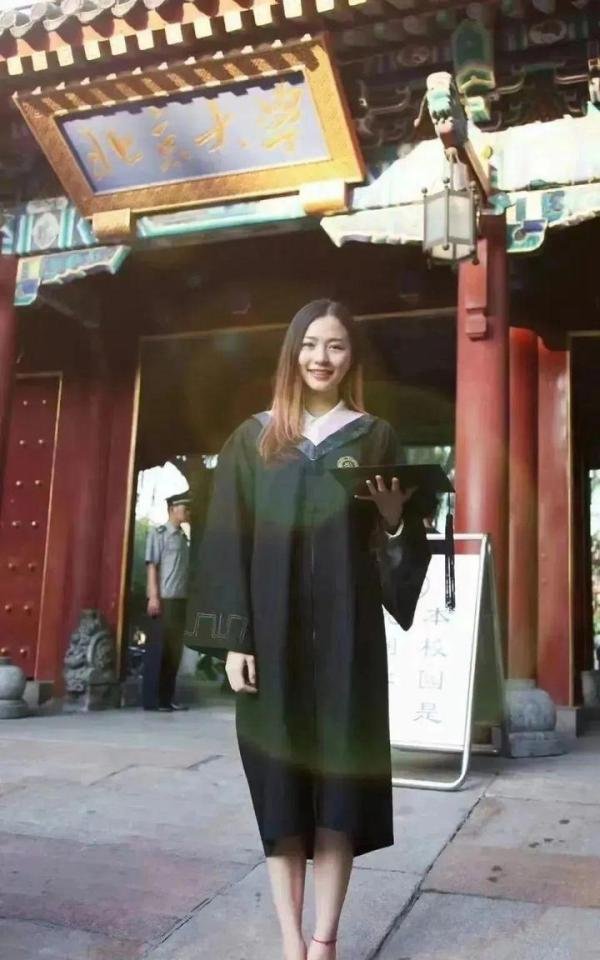 北大校花,毕业10年返乡卖臭豆腐,冲上热搜!究竟怎么了?