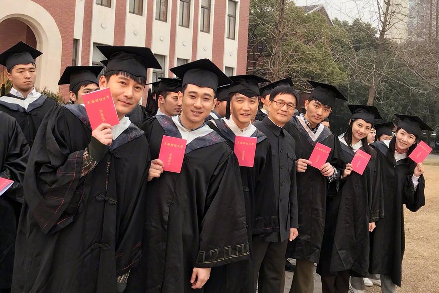 粉红领的学士服,是什么学位
