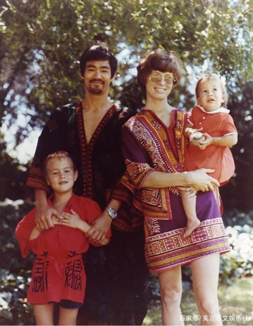 丈夫倒情人床上又丧子,被徒弟骗婚,李小龙老婆琳达如今怎样了?
