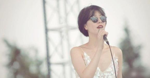 李亚鹏新女友身家500亿，为什么年轻人纠结爱情，而中年人只要钱