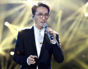 林志炫摔下2米舞台落泪道歉,他是否有因这次意外事件受伤?