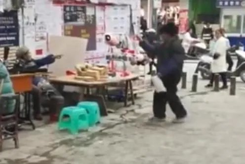 老人斗舞式文骂怎么回事 现场画面曝光实在是可爱了
