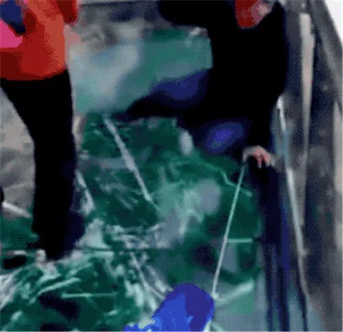 玻璃栈道碎裂特效太真 连男导游都吓哭、吓趴了!