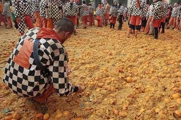 意大利有个橘子大战的节日,是什么啊?
