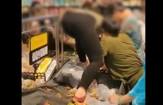 超市促销大妈爬上货架哄抢 网友:看起来并不需要让座啊