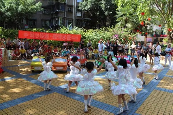 的哥捡到15万现金归还失主,失主奖励司机1500元,爱是可以传递的吗?