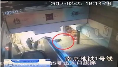 对于女孩地铁站下楼玩手机摔倒一事,你怎么看?