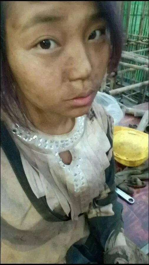 这位20岁工地女孩自拍,震惊了所有男人!!
