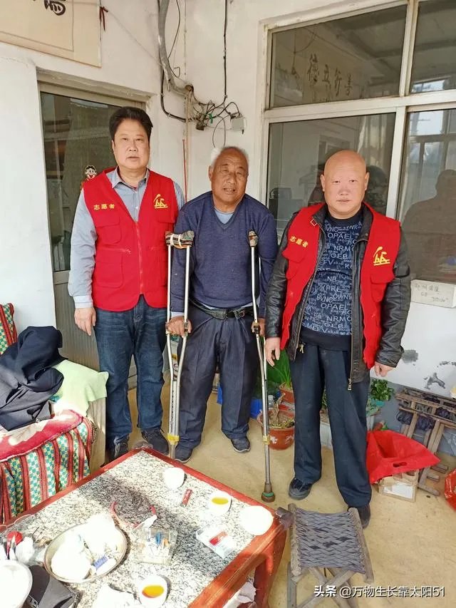 少年扶倒地老人反被讹5000元，少年自责哭泣，何错之有？