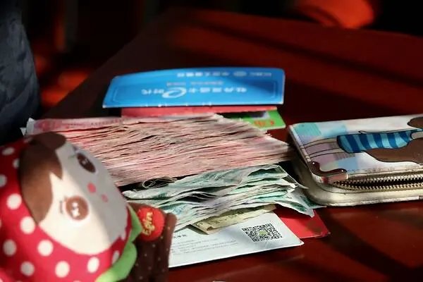 的哥捡到15万现金归还失主,失主奖励司机1500元,爱是可以传递的吗?