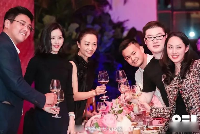 奶茶妹妹与奚梦瑶同框比美 一黑一白气质出众(图)