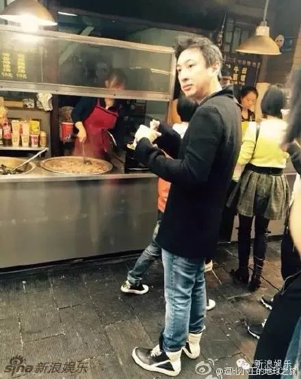 有哪些明星接地气不修边幅吃路边摊被抓包？