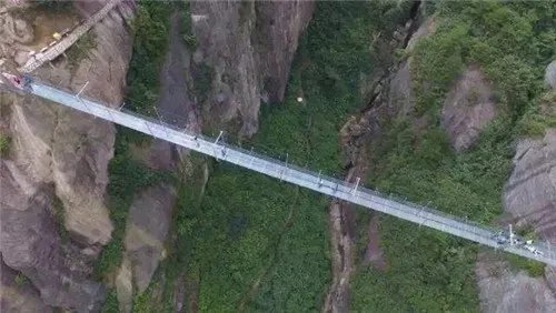 玻璃栈道碎裂特效太真 连男导游都吓哭、吓趴了!