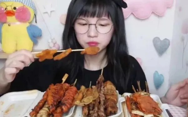 大胃王称因吃播负债数十万,你如何看待吃播经济?