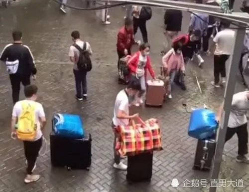 电子厂发员工证件时随手扔地上,其公司是如何回应的?